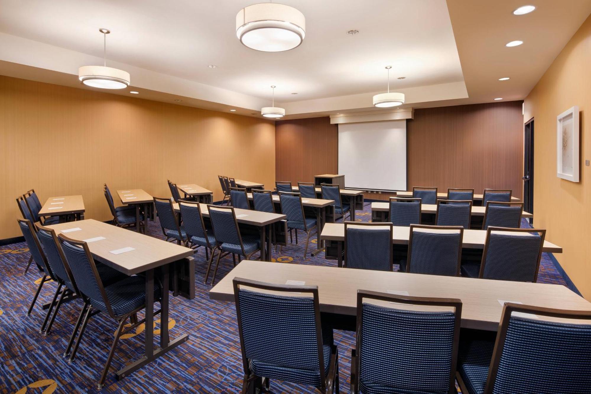 Courtyard Cleveland Бийчууд Екстериор снимка
