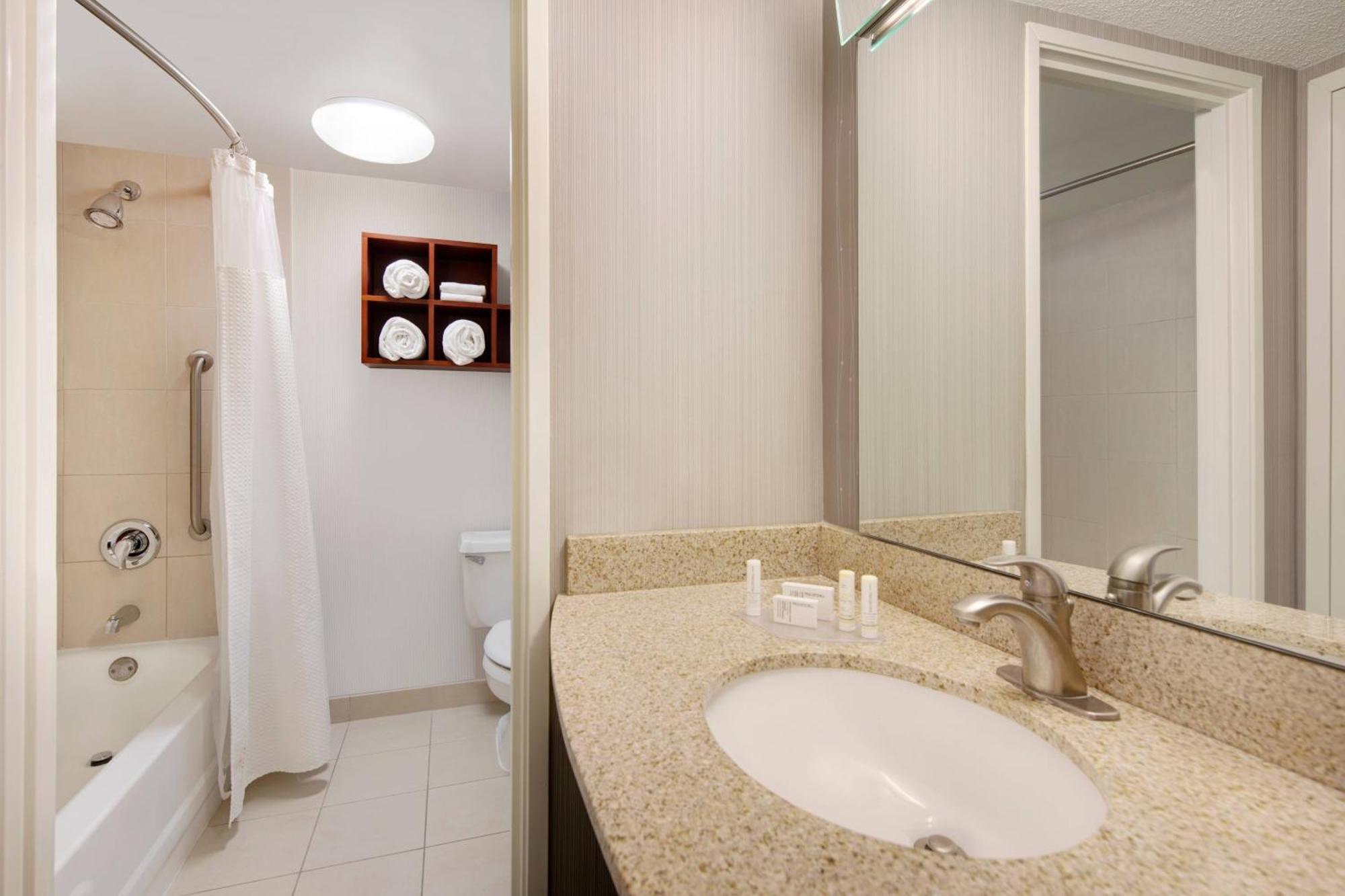 Courtyard Cleveland Бийчууд Екстериор снимка