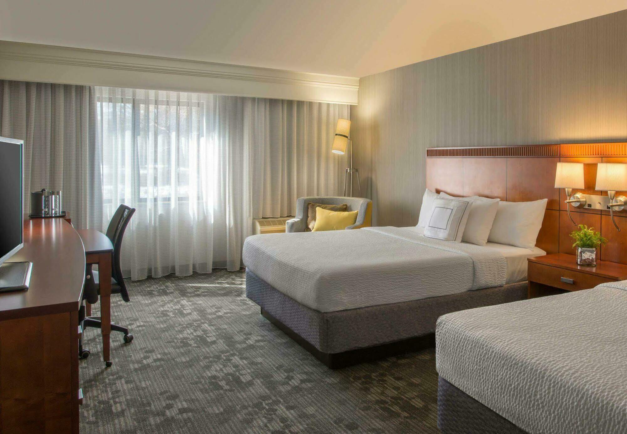 Courtyard Cleveland Бийчууд Екстериор снимка