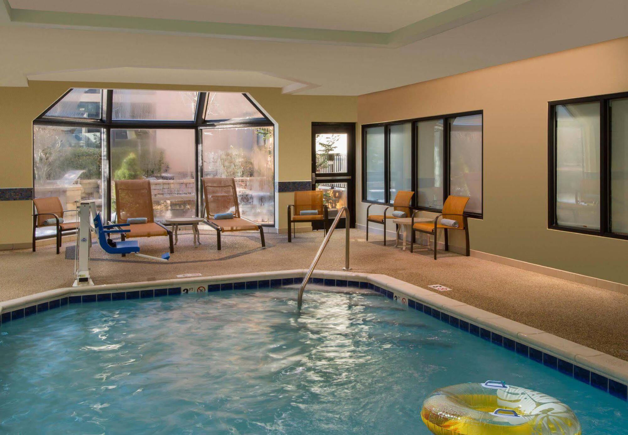 Courtyard Cleveland Бийчууд Екстериор снимка